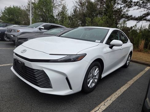 Used 2025 Toyota Camry LE image 3