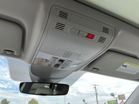 New 2025 Volkswagen Taos SE image 15