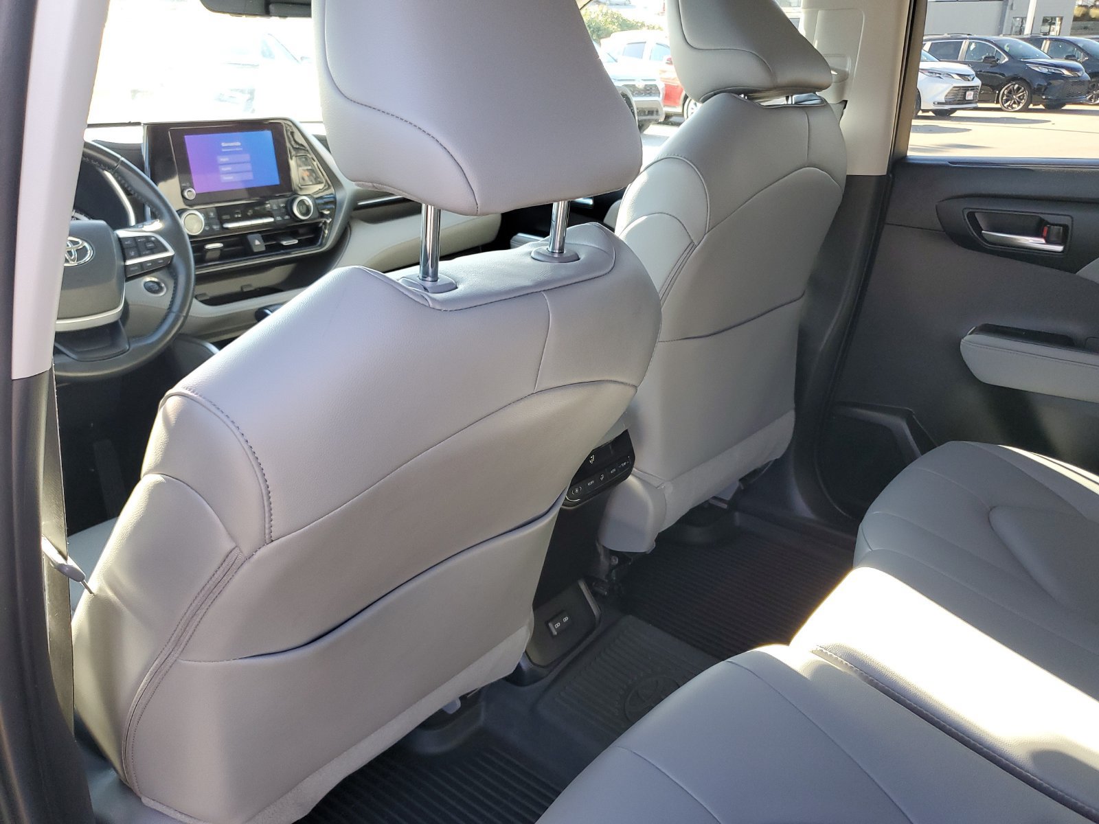 Used 2024 Toyota Highlander XLE AWD/4WD image 14