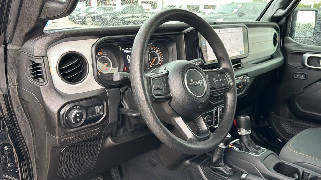 Used 2025 Jeep Gladiator Sport AWD/4WD image 17