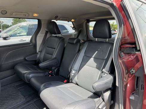 Used 2019 Toyota Sienna SE w/ SE Preferred Package FWD image 10
