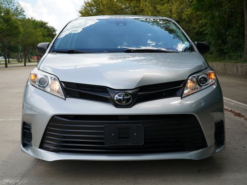Used 2020 Toyota Sienna L image 3