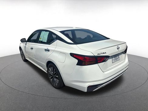 Used 2025 Nissan Altima 2.5 SV FWD image 4