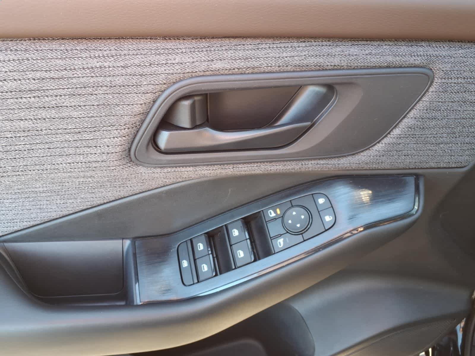 Used 2023 Nissan Rogue S AWD/4WD image 13