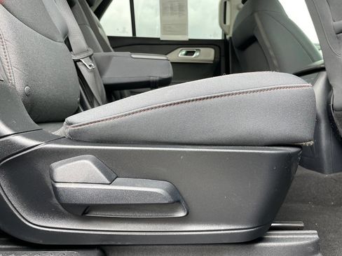 Used 2025 Ford Explorer Active RWD image 37