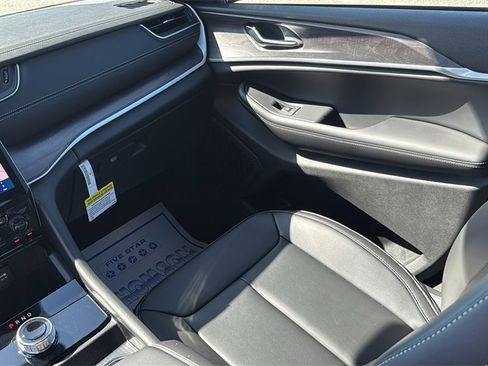 New 2025 Jeep Grand Cherokee Limited w/ Black Appearance Package image 14