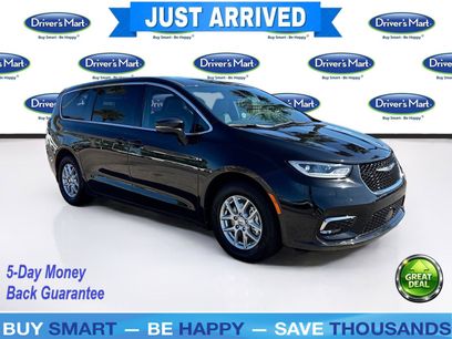Used 2025 Chrysler Pacifica Select