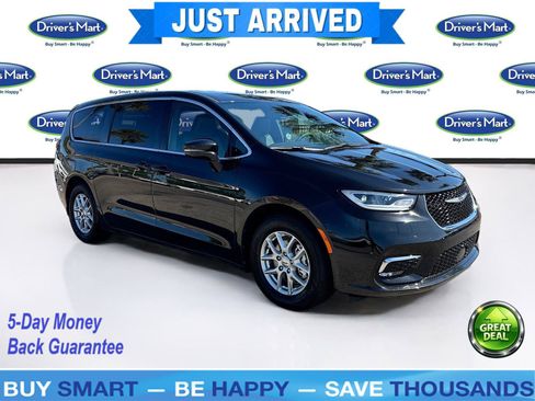 Used 2025 Chrysler Pacifica Select FWD image 1