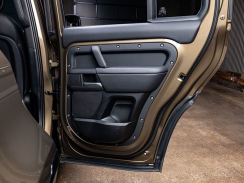 Used 2025 Land Rover Defender 110 X-Dynamic SE image 37