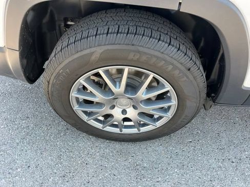 Used 2019 Jeep Cherokee Latitude Plus AWD/4WD image 18