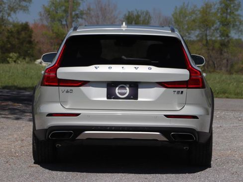 Used 2020 Volvo V60 T5 Cross Country AWD/4WD image 4