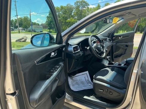 Used 2019 Kia Sorento AWD V6 image 16