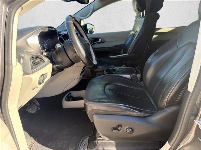 Used 2018 Chrysler Pacifica Limited w/ Advanced Safetytec Group FWD image 10