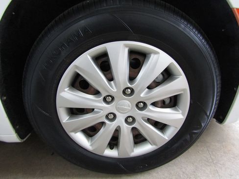 Used 2020 Chrysler Voyager L FWD image 29