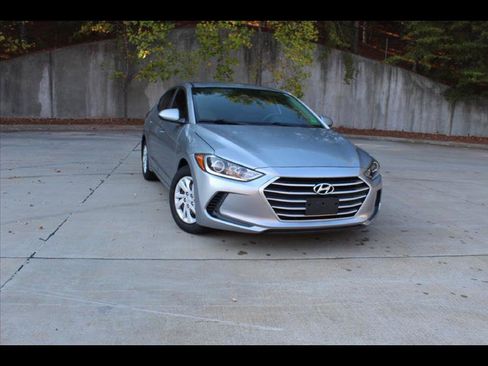 Used 2017 Hyundai Elantra SE image 1