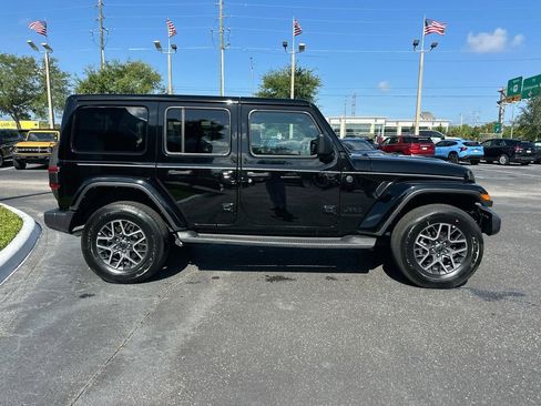 Used 2025 Jeep Wrangler Unlimited Sahara AWD/4WD image 4