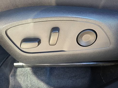 Used 2025 GMC Acadia Elevation image 16