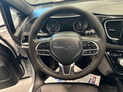 Used 2025 Chrysler Pacifica Select FWD image 15
