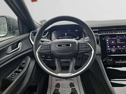 Certified 2025 Jeep Grand Cherokee Laredo X image 12