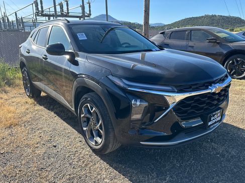 Used 2025 Chevrolet Trax LT w/ LT Convenience Package FWD image 2