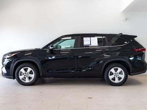 Used 2024 Toyota Highlander LE FWD image 24