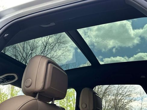 Certified 2026 Porsche Macan AWD/4WD image 17