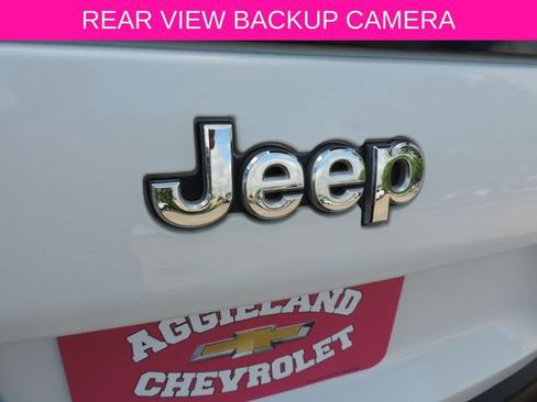 Used 2019 Jeep Cherokee Latitude Plus w/ Cold Weather Group FWD image 12