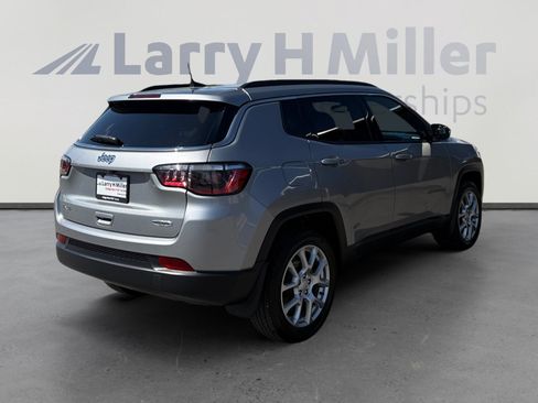 Used 2024 Jeep Compass Latitude AWD/4WD image 5