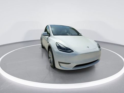 Used 2024 Tesla Model Y Long Range AWD/4WD image 3