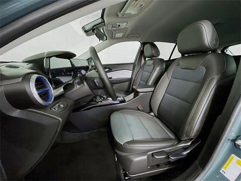 Certified 2025 Chevrolet Trax LT w/ LT Convenience Package image 24