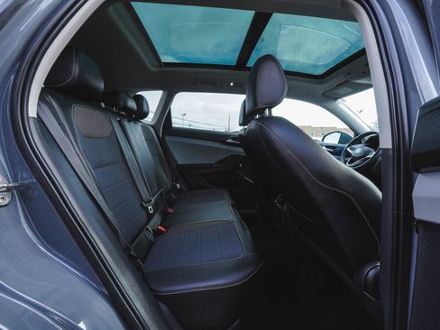 Used 2022 Volkswagen Taos SE w/ Panoramic Sunroof Package image 28