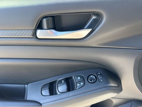 Used 2024 Nissan Altima 2.5 SV image 24