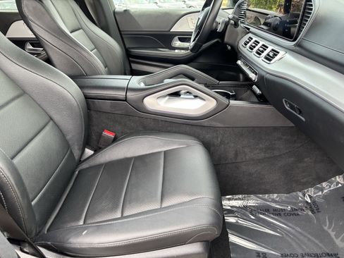 Used 2025 Mercedes-Benz GLS 450 4MATIC image 11