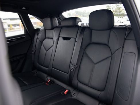 Certified 2025 Porsche Macan image 19