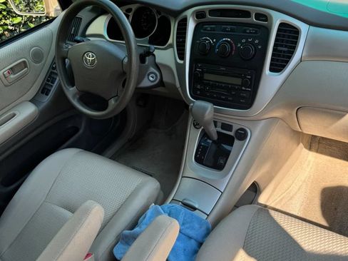 Used 2004 Toyota Highlander 2WD V6 w/ Preferred Pkg image 11