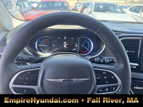 Used 2023 Chrysler Pacifica Touring-L FWD image 29