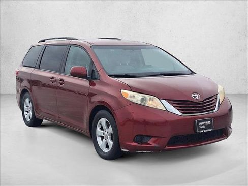 Used 2015 Toyota Sienna LE image 3