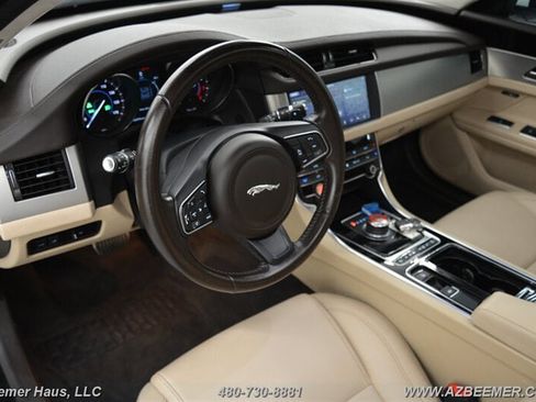 Used 2020 Jaguar XF Premium image 13