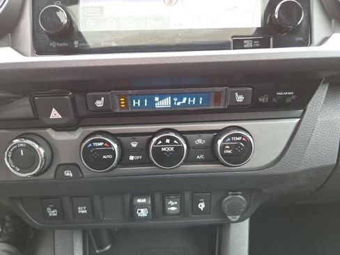 Used 2018 Toyota Tacoma TRD Sport image 17