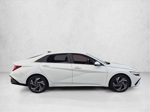 Used 2024 Hyundai Elantra SEL w/ Convenience Package FWD image 4