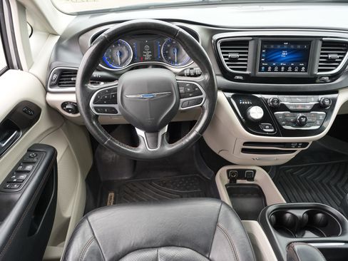 Used 2020 Chrysler Pacifica Touring-L FWD image 19