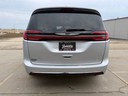 Used 2023 Chrysler Pacifica Limited AWD/4WD image 6