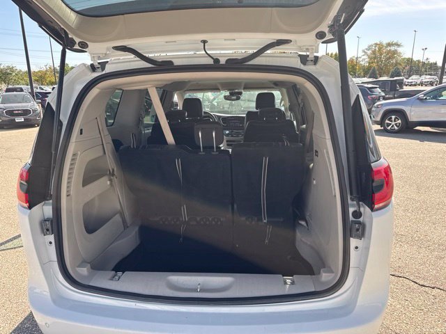 Used 2022 Chrysler Pacifica Touring-L FWD image 13