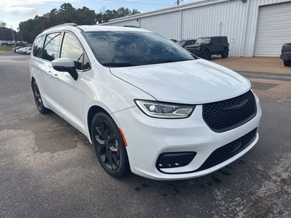 Used 2023 Chrysler Pacifica Touring-L w/ Uconnect Theater Family Group