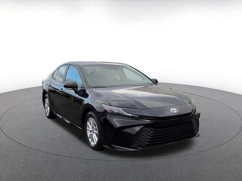 Used 2025 Toyota Camry LE image 3