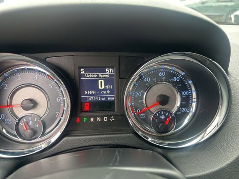 Used 2015 Chrysler Town & Country Touring w/ Driver Convenience Group image 12