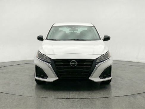 Used 2025 Nissan Altima 2.5 SV FWD image 2
