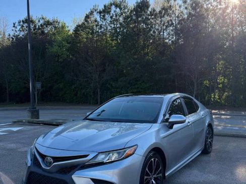 Used 2019 Toyota Camry SE image 3