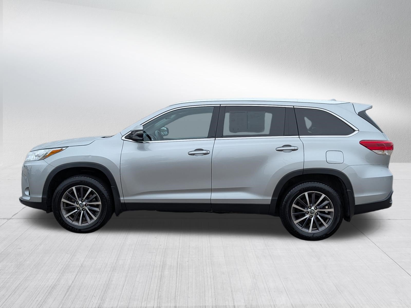 Used 2019 Toyota Highlander XLE AWD/4WD image 4