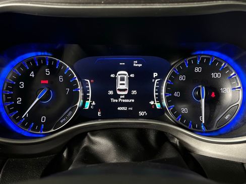 Used 2024 Chrysler Pacifica Touring-L image 14